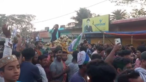 কেষ্টর দিল্লি যাওয়া পাকা নওশাদের ঘরে ফেরার দিনে কেষ্টর দিল্লি যাওয়া পাকা নওশাদের ঘরে ফেরার দিনে