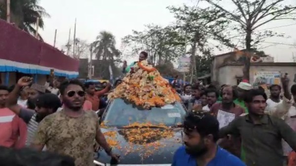 ফুল, মালা আর আবির নিয়ে অপেক্ষায়- কখন ফিরবেন ভাইজান ফুল, মালা আর আবির নিয়ে অপেক্ষায়- কখন ফিরবেন ভাইজান