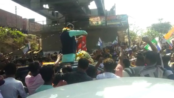 হুডখোলা জিপে নওশাদ, পুষ্পবৃষ্টি করলেন কর্মীরা হুডখোলা জিপে নওশাদ, পুষ্পবৃষ্টি করলেন কর্মীরা