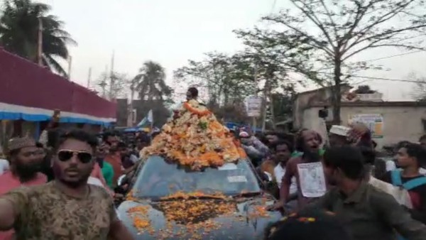 ‘জোড়া আনন্দে আমরা নকুলদানা খাওয়াচ্ছি মানুষকে’ ‘জোড়া আনন্দে আমরা নকুলদানা খাওয়াচ্ছি মানুষকে’