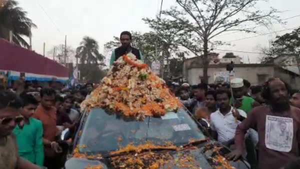 হাওড়ার গড়ফায় গাড়ি পৌঁছতেই কর্মী-সমর্থকদের উল্লাসে হাওড়ার গড়ফায় গাড়ি পৌঁছতেই কর্মী-সমর্থকদের উল্লাসে