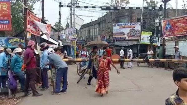 স্তব্ধ শিয়ালদহের দক্ষিণ শাখার ট্রেন চলাচল 