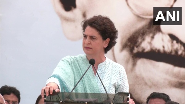 মোদীকে নিশানা প্রিয়াঙ্কার
