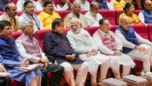 কাদা ছুড়বে বিরোধীরা কাদা ছুড়বে বিরোধীরা