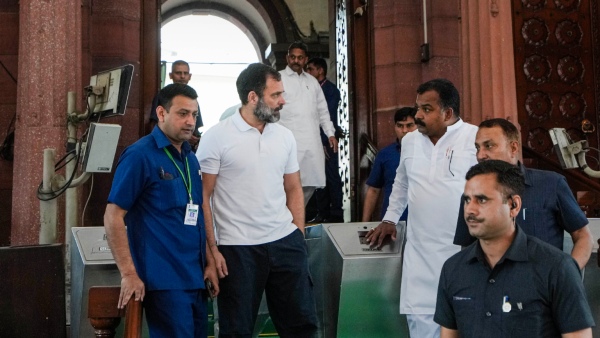 কঠিন প্রশ্ন ছুড়ে দিচ্ছেন রাহুল, তাই... কঠিন প্রশ্ন ছুড়ে দিচ্ছেন রাহুল, তাই...
