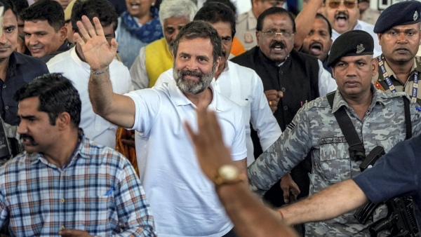 রাহুল গান্ধীর পাশে দাঁড়ান মমতাও রাহুল গান্ধীর পাশে দাঁড়ান মমতাও