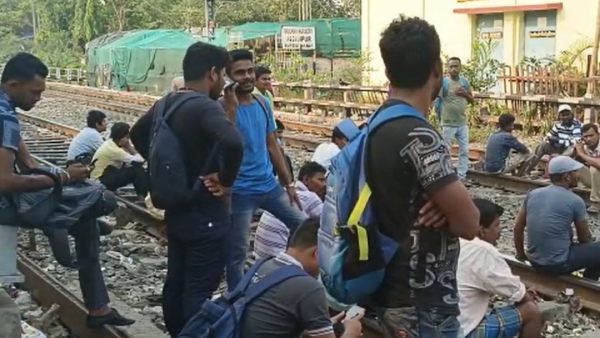 কয়েকশ মানুষ এই মুহূর্তে রেল লাইনের উপর বসে