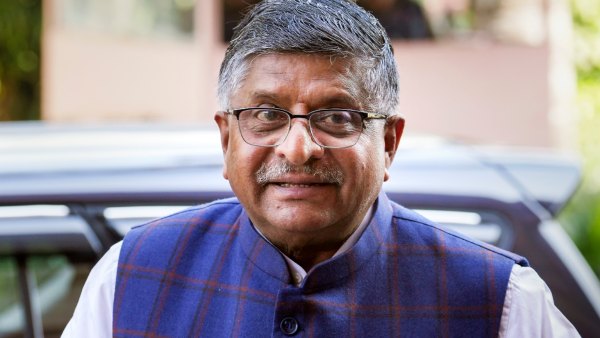 একযোগে মল্লিকার্জুন-সোনিয়া গান্ধীকে তোপ 
