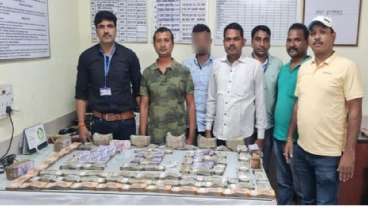 বিপুল পরিমাণ নগদ টাকা উদ্ধার হাওড়া স্টেশন থেকে বিপুল পরিমাণ নগদ টাকা উদ্ধার হাওড়া স্টেশন থেকে