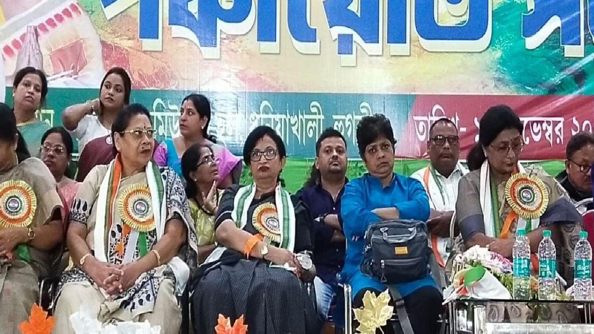 অর্পিতা-সহ মহিলা নেত্রীদের সঙ্গে এক মঞ্চে শান্তনু