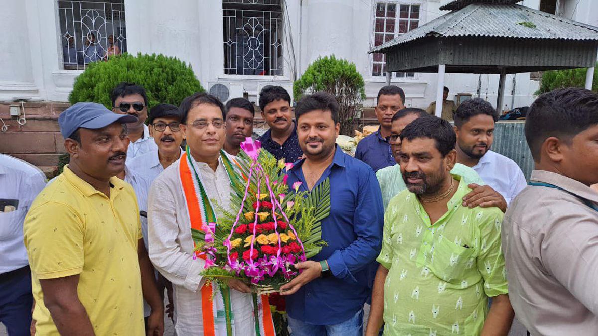 কার সঙ্গে গিয়েছিলেন?