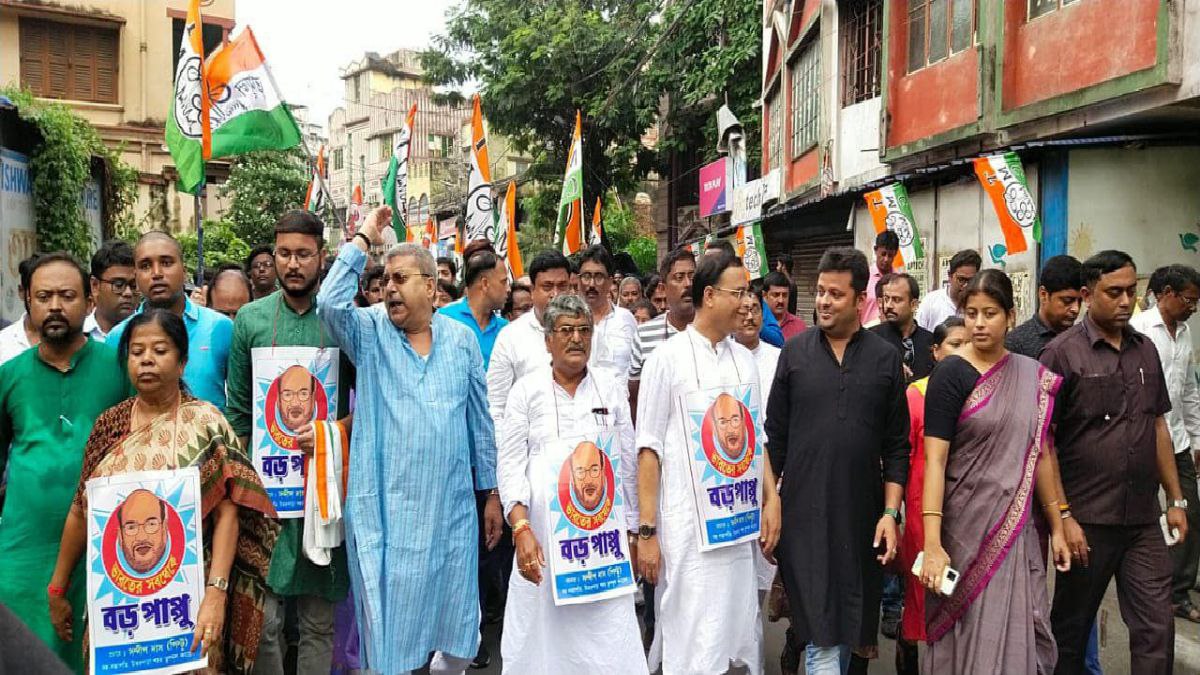 দূরত্ব বজায় রেখে চলছে দলীয় নেতৃত্ব দূরত্ব বজায় রেখে চলছে দলীয় নেতৃত্ব