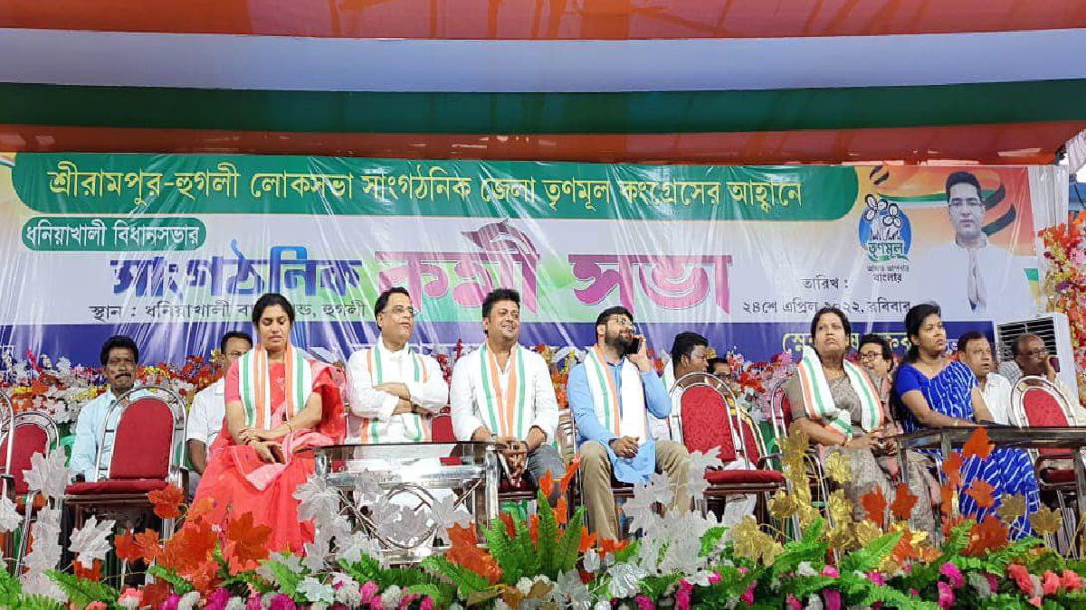 দূরত্ব বাড়ানোর বার্তা