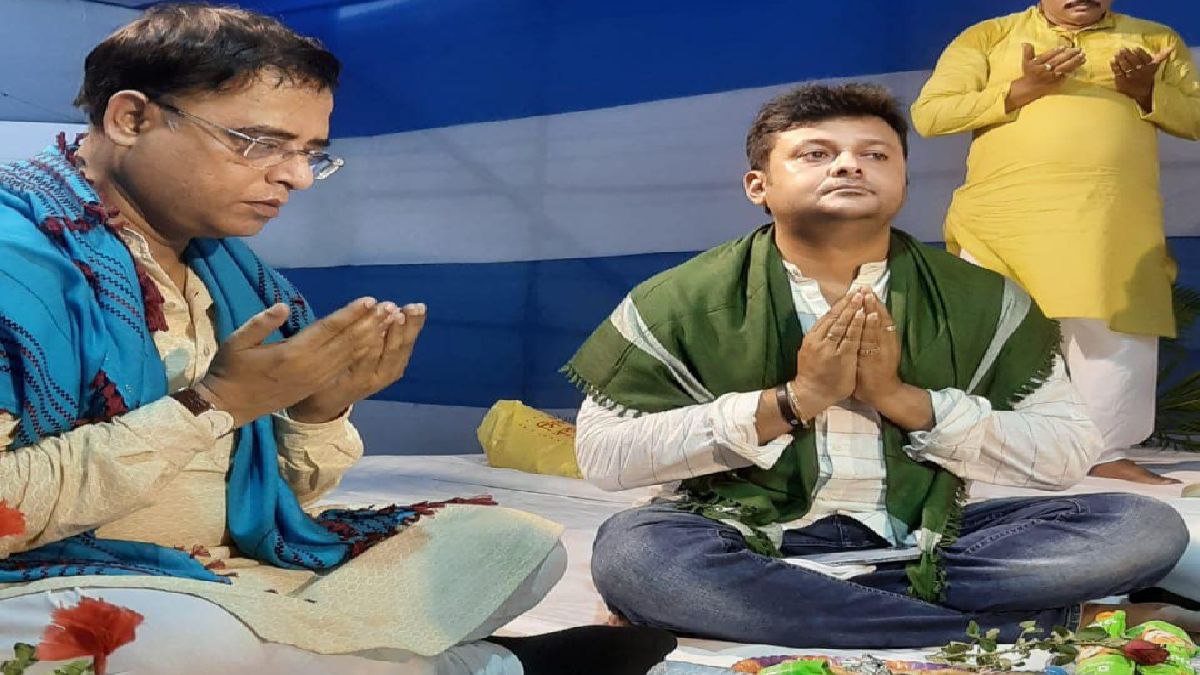 ব্লক নেতৃত্বের পাশে মুখপাত্র
