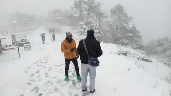 শীতের বিদায়বেলায় ভরপুর তুষারপাত দার্জিলিংয়ে