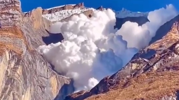 সাদা মেঘের রাশি গোটা এভারেস্টে সাদা মেঘের রাশি গোটা এভারেস্টে