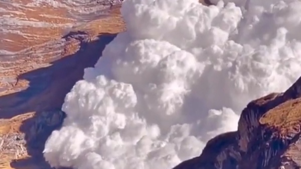 পাদদেশে সৃষ্টি হয়েছে রামধনুর পাদদেশে সৃষ্টি হয়েছে রামধনুর