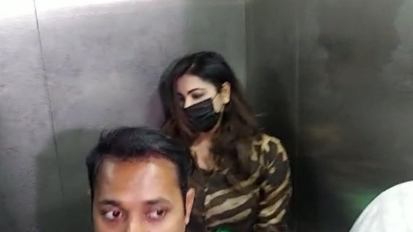 টাকা ফেরালেন সোমা চক্রবর্তী টাকা ফেরালেন সোমা চক্রবর্তী