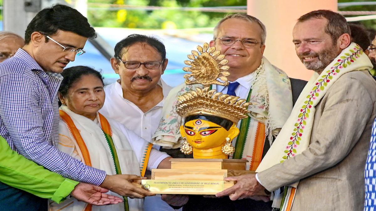 সৌরভের ধারেকাছে আসেন না দেব