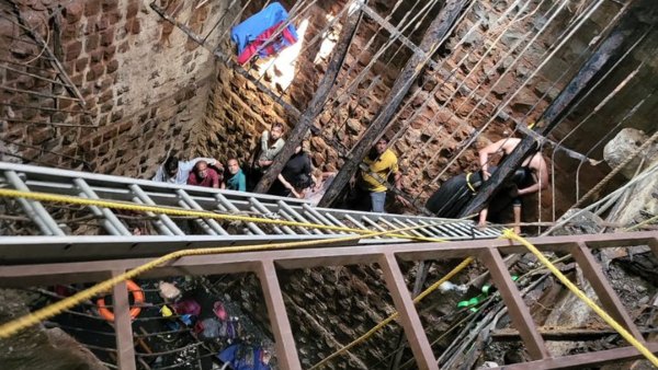 পুলিশ উদ্ধার কাজ চালাচ্ছেন পুলিশ উদ্ধার কাজ চালাচ্ছেন