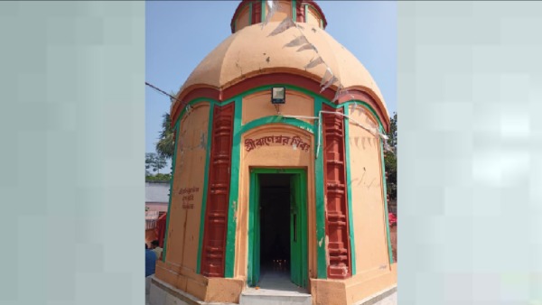 গড়গড়ায় তামাক পান করেন