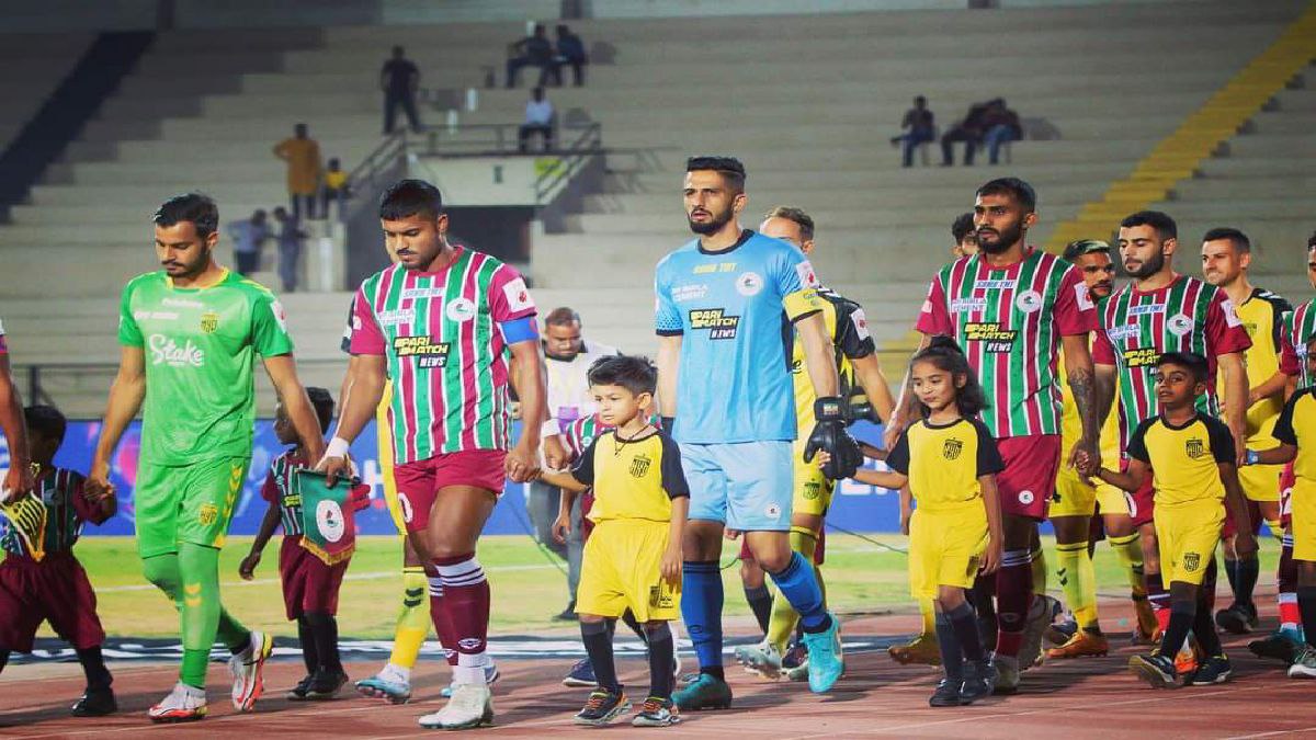 গোল্ডেন গ্লাভে সন্তুষ্ট নন বিশাল গোল্ডেন গ্লাভে সন্তুষ্ট নন বিশাল
