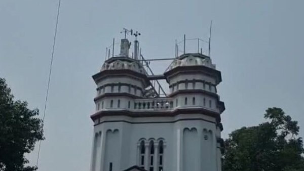 আলিপুর হাওয়া অফিসের পক্ষ থেকে সতর্কতাও জারি করা হয়েছে
