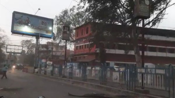 কালো মেঘে অন্ধকারে ঢেকে যায় গোটা জলপাইগুড়ি 