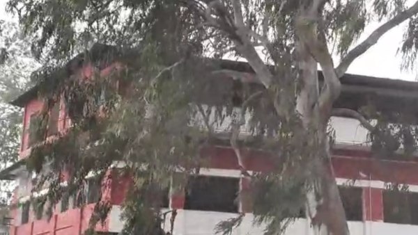 বিকেলে হঠাৎ করে অন্ধকার নেমে আসে, শুরু ঝড়