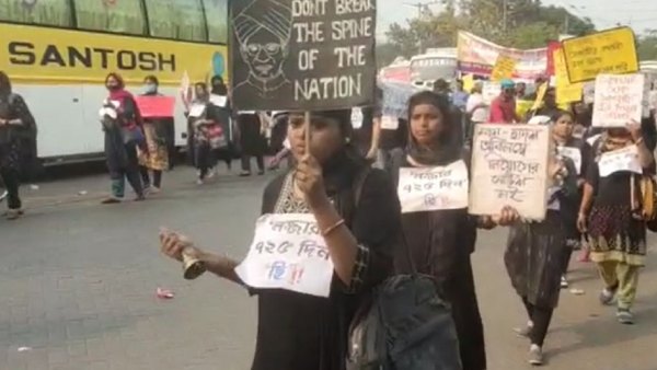 কাঁসর-ঘন্টা নিয়ে রাজপথে চাকরি প্রার্থীরা কাঁসর-ঘন্টা নিয়ে রাজপথে চাকরি প্রার্থীরা