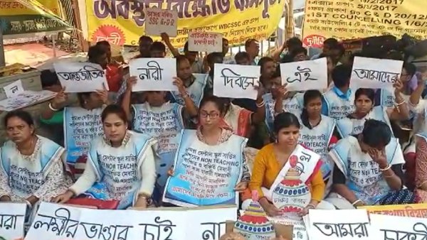 রাস্তায় দন্ডি কাটলেন মহিলারা রাস্তায় দন্ডি কাটলেন মহিলারা