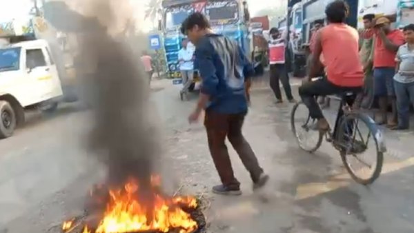 রাস্তা আটকেও চলছে বিক্ষোভ রাস্তা আটকেও চলছে বিক্ষোভ