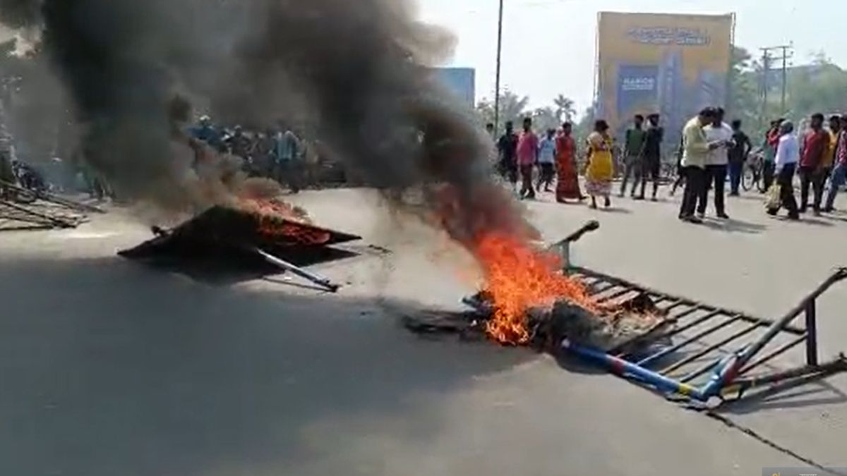 দুর্ঘটনাকে কেন্দ্র করে রণক্ষেত্র শ্রীরামপুরের দিল্লি রোড, দুর্ঘটনাকে কেন্দ্র করে রণক্ষেত্র শ্রীরামপুরের দিল্লি রোড,