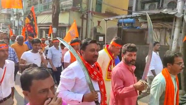 অস্ত্র বা লাঠি হাতে শোভাযাত্রায় না 