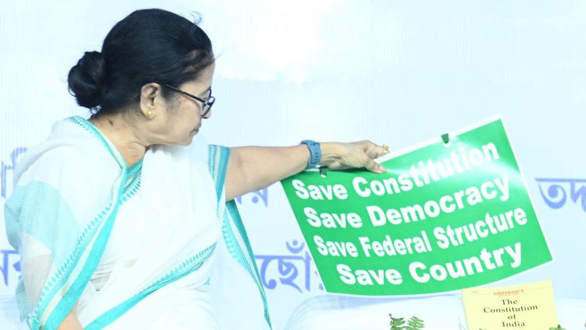 ভাঙন কবলিত এলাকা পায়ে হেঁটে পরিদর্শনে যাচ্ছেন মমতা ভাঙন কবলিত এলাকা পায়ে হেঁটে পরিদর্শনে যাচ্ছেন মমতা