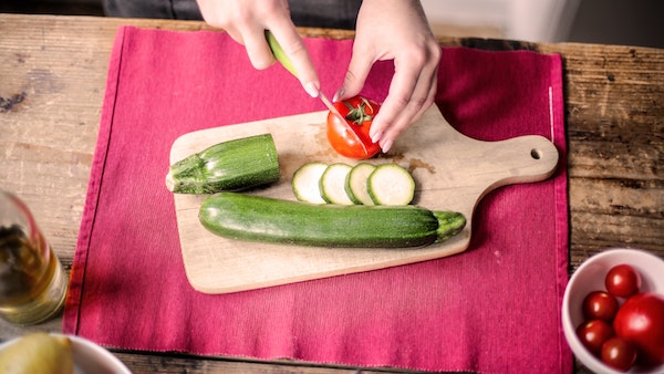 ত্বককে টানটান রাখতে শশা লাগান ত্বককে টানটান রাখতে শশা লাগান