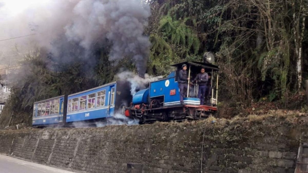 মেঘ-পাহাড়ে খেলা