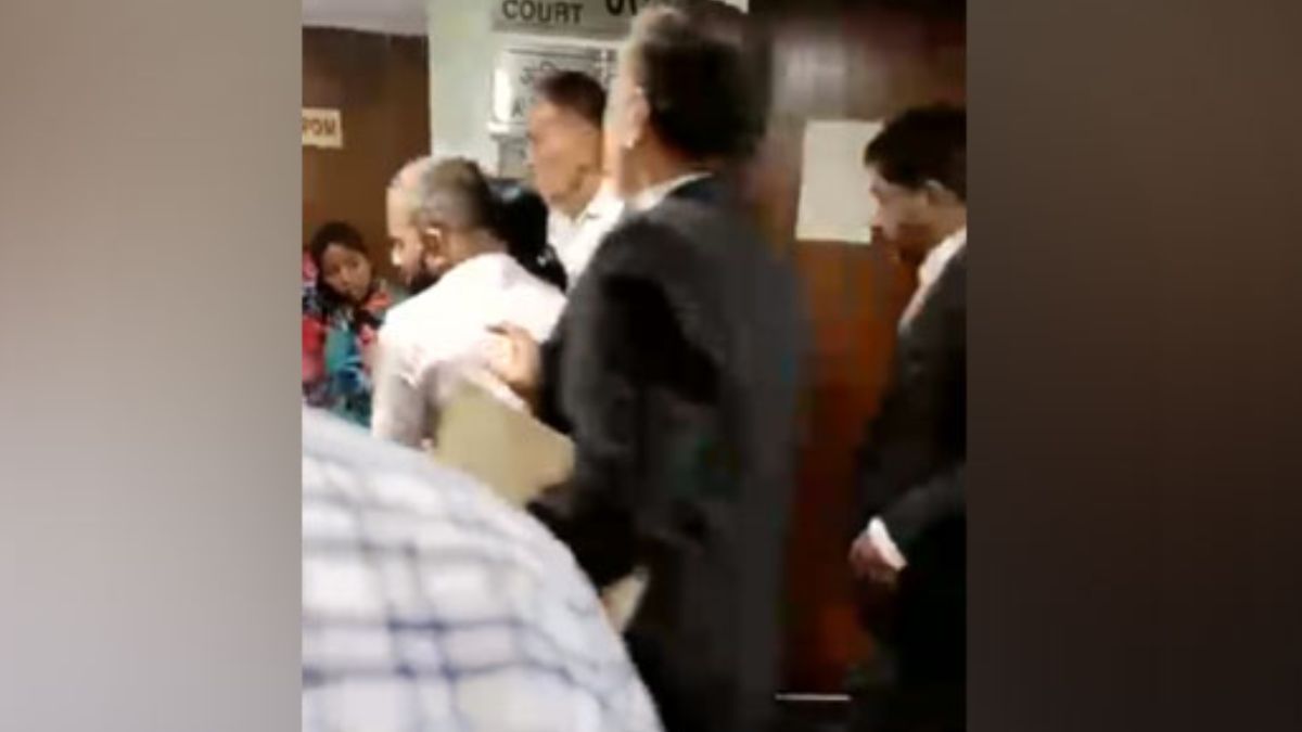 আদালতে আইনজীবী পোশাকে এসে এলোপাথাড়ি গুলি, আদালতে আইনজীবী পোশাকে এসে এলোপাথাড়ি গুলি,