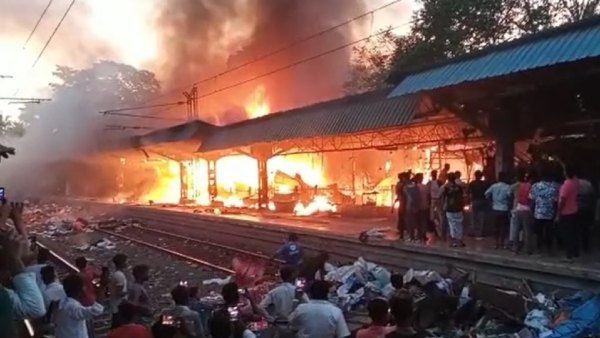 সম্পূর্ণ স্তব্ধ বজবজ শাখায় ট্রেন চলাচল