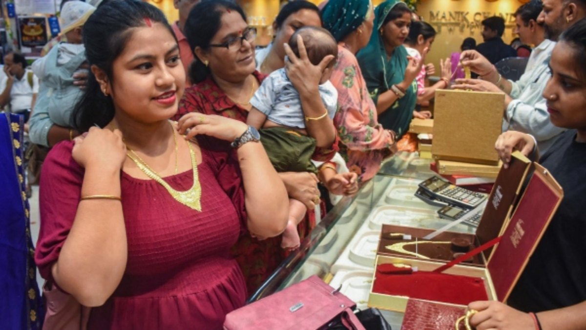 সোনার দাম বাড়ল সোনার দাম বাড়ল