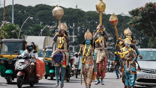 লাল ফুল অর্পণ করুন