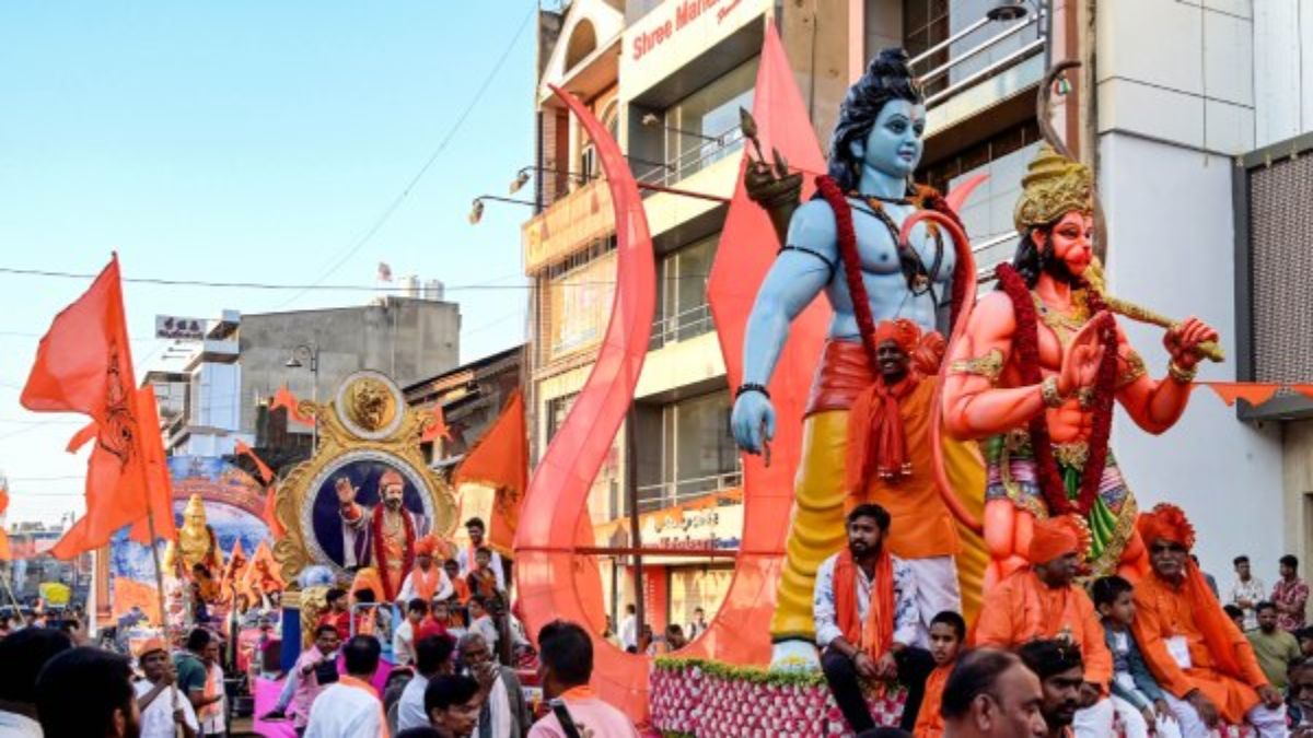  হনুমান চাল্লিশা পাঠ করুন