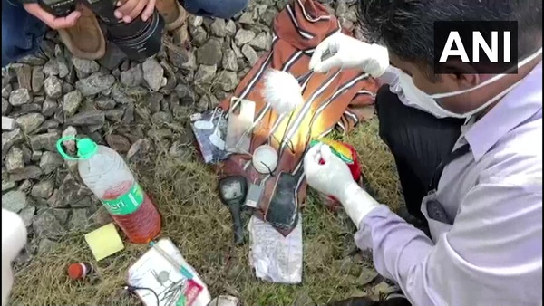 বাদ যাচ্ছে না সন্ত্রাসের অভিযোগও বাদ যাচ্ছে না সন্ত্রাসের অভিযোগও