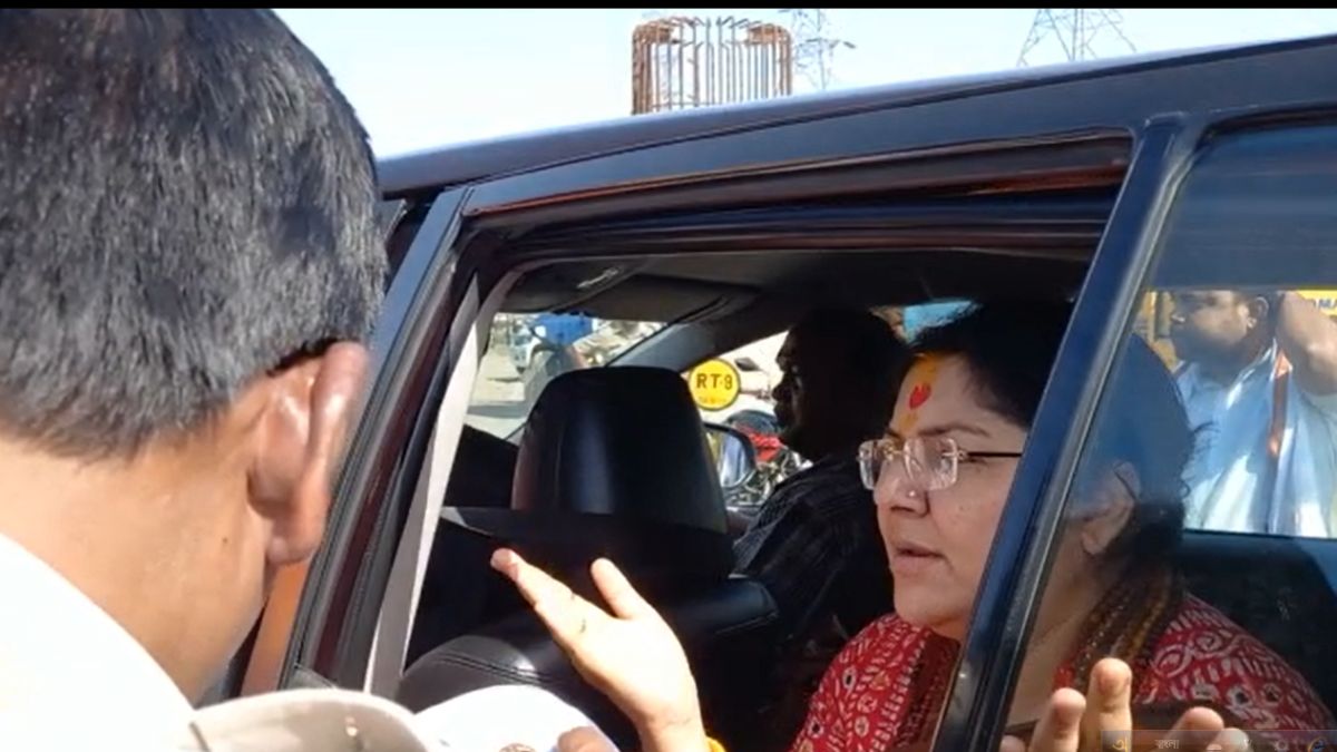 বাঁশবেড়িয়া যাওয়ার পথে আটকানো হল লকেটকে! বাঁশবেড়িয়া যাওয়ার পথে আটকানো হল লকেটকে!