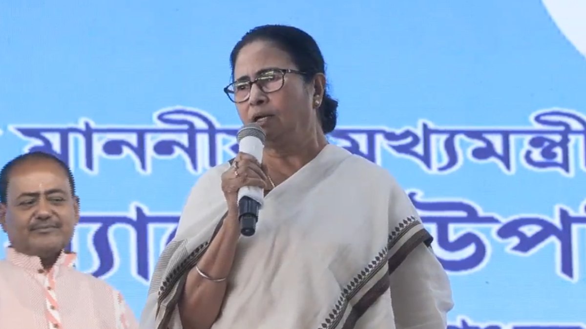 সিপিএমের হার্মাদ এখন বিজেপির ওস্তাদ, দুই বিরোধীকে একই বন্ধনীতে রেখে নিশানা মমতার সিপিএমের হার্মাদ এখন বিজেপির ওস্তাদ, দুই বিরোধীকে একই বন্ধনীতে রেখে নিশানা মমতার