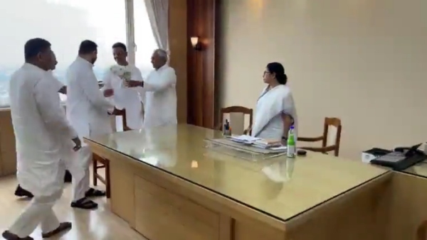 তেজস্বীকে সঙ্গে নিয়ে কলকাতায় পা রাখলেন নীতীশ