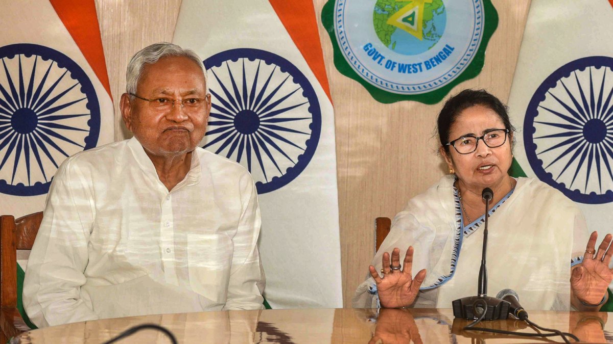 মমতার পরামর্শ মেনে পাটনাতেই বিরোধী-বৈঠক! মমতার পরামর্শ মেনে পাটনাতেই বিরোধী-বৈঠক!