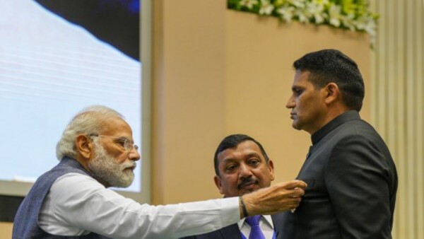 আগের সরকারগুলি কেলেঙ্কারিতে জড়িয়ে ছিল আগের সরকারগুলি কেলেঙ্কারিতে জড়িয়ে ছিল