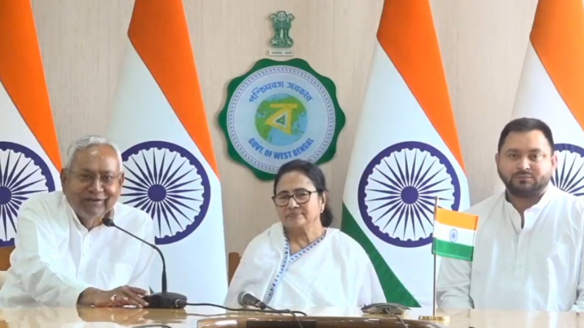 নীতীশকে পাশে বসিয়ে বিরোধী ঐক্য নিয়ে ইঙ্গিতপূর্ণ বার্তা মমতার