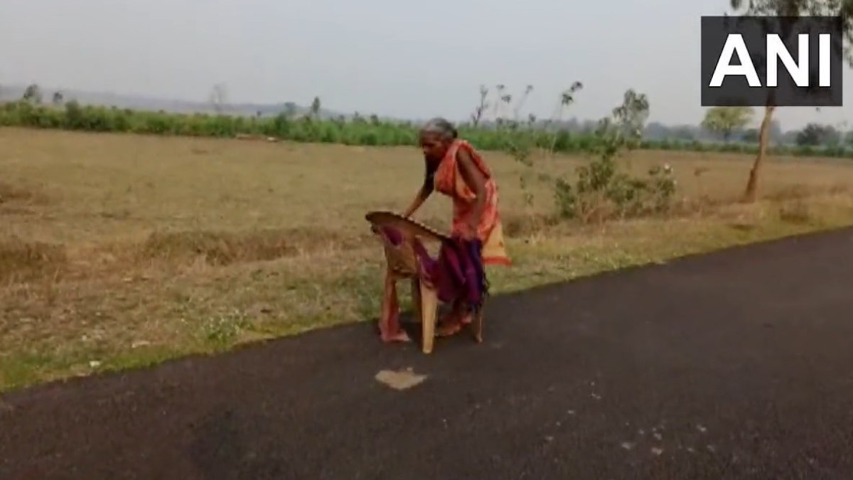 খালি পায়ে হেঁটে বৃদ্ধা চলেছেন পেনশন আনতে
